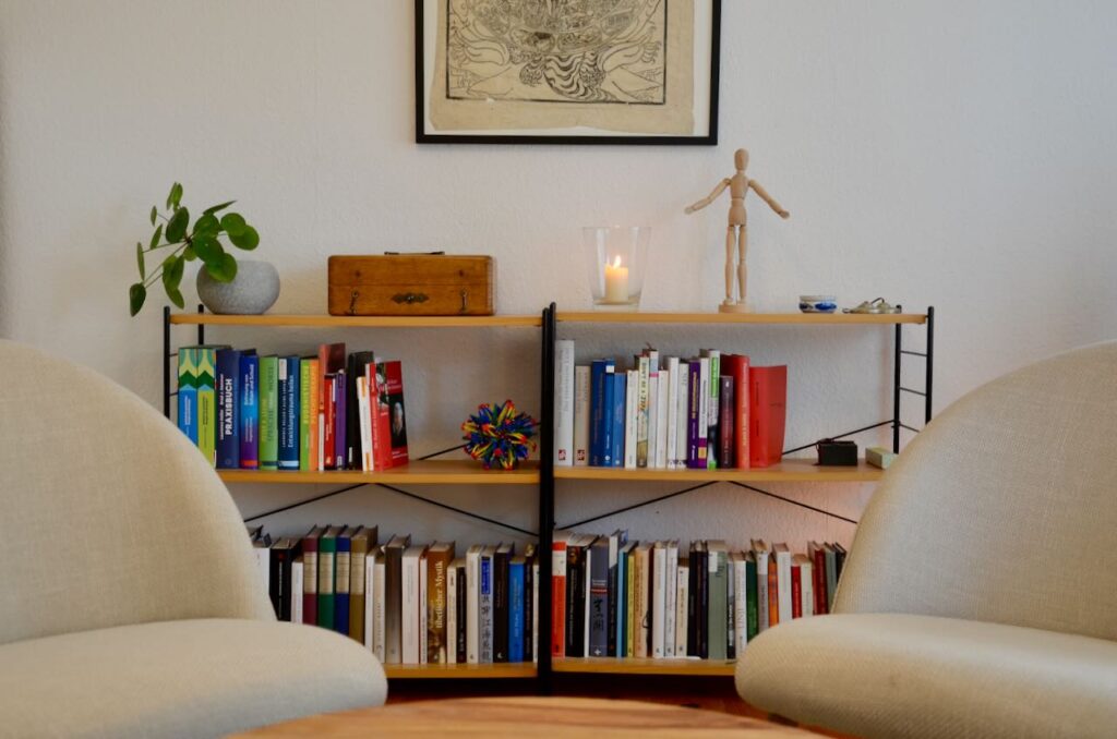 Bücherregal mit Fachliteratur zu Psychotherapie und Traumatherapie in der Praxis Nienna von Heilpraktikerin für Psychotherapie Martina Herrmann